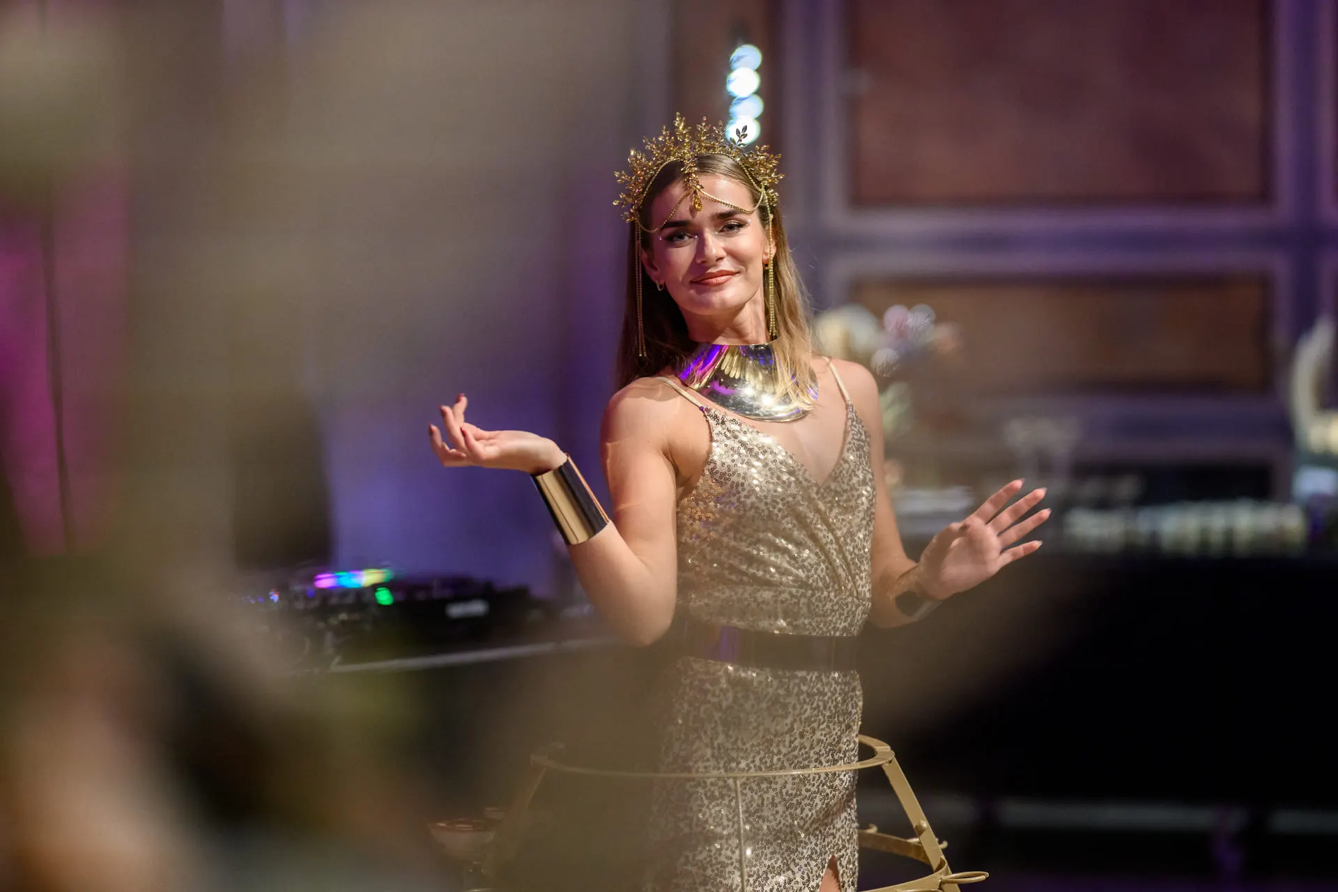 Showact im goldenen Kleid mit Krone begrüßt die Gäste